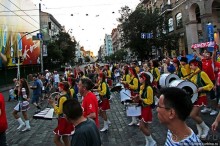 По главной улице с оркестром ... молоденьких барабанщиц