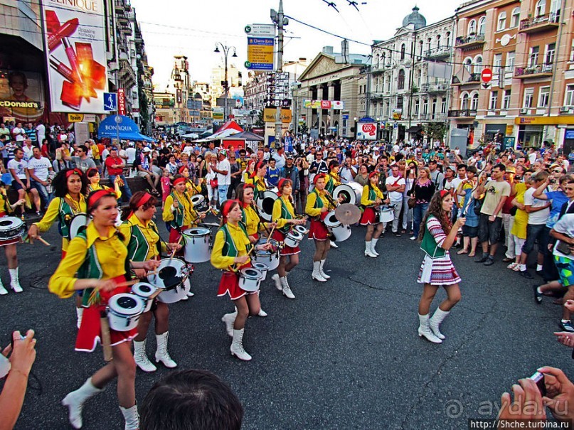По главной улице с оркестром ... молоденьких барабанщиц