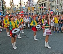 По главной улице с оркестром ... молоденьких барабанщиц