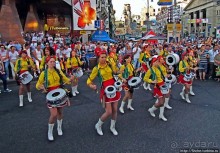 По главной улице с оркестром ... молоденьких барабанщиц