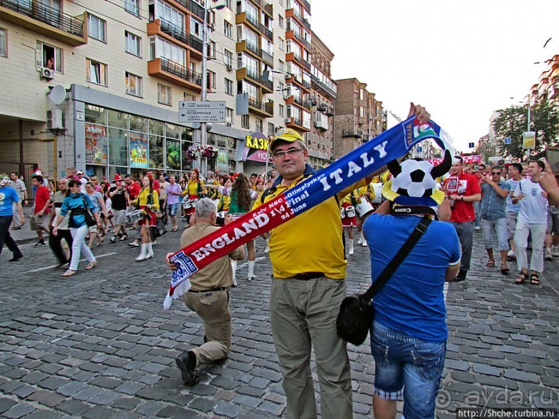 По главной улице с оркестром ... молоденьких барабанщиц