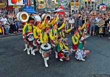По главной улице с оркестром ... молоденьких барабанщиц