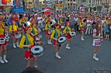 По главной улице с оркестром ... молоденьких барабанщиц