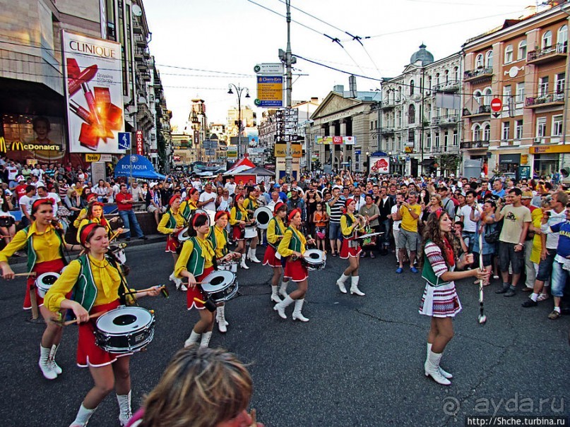 По главной улице с оркестром ... молоденьких барабанщиц
