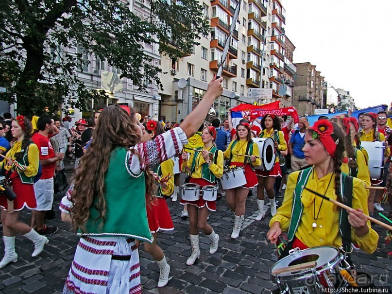 По главной улице с оркестром ... молоденьких барабанщиц