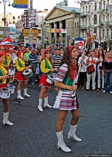 По главной улице с оркестром ... молоденьких барабанщиц