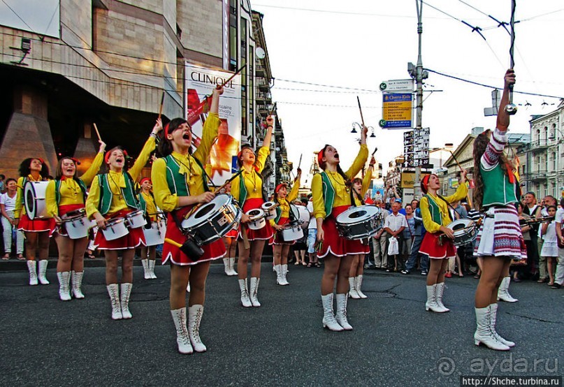 По главной улице с оркестром ... молоденьких барабанщиц