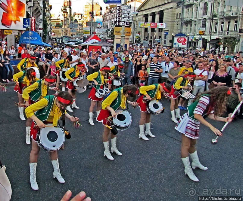 По главной улице с оркестром ... молоденьких барабанщиц
