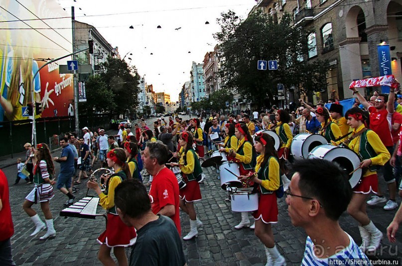 По главной улице с оркестром ... молоденьких барабанщиц