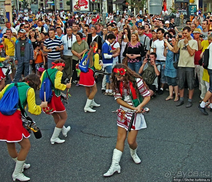 По главной улице с оркестром ... молоденьких барабанщиц