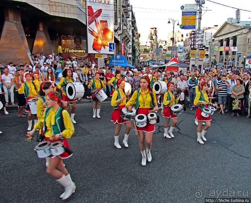 По главной улице с оркестром ... молоденьких барабанщиц
