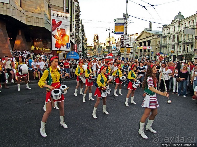 По главной улице с оркестром ... молоденьких барабанщиц