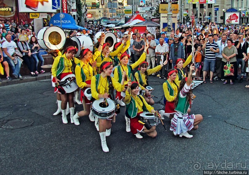 По главной улице с оркестром ... молоденьких барабанщиц