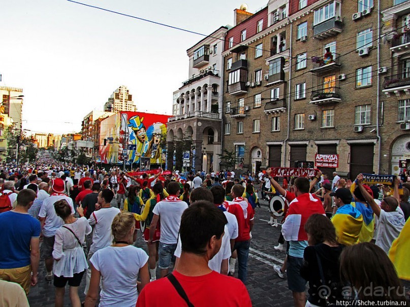 По главной улице с оркестром ... молоденьких барабанщиц