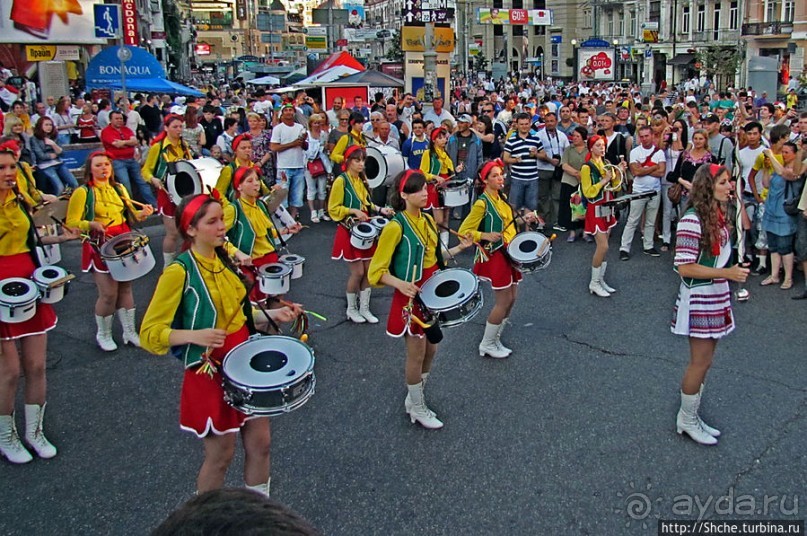 По главной улице с оркестром ... молоденьких барабанщиц