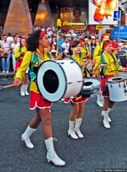 По главной улице с оркестром ... молоденьких барабанщиц