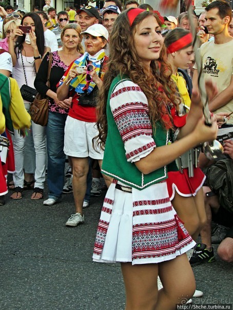 По главной улице с оркестром ... молоденьких барабанщиц