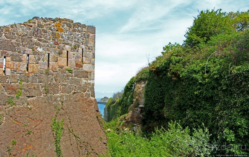 Некогда грозный, ныне гостеприимный форт на севере Джерси