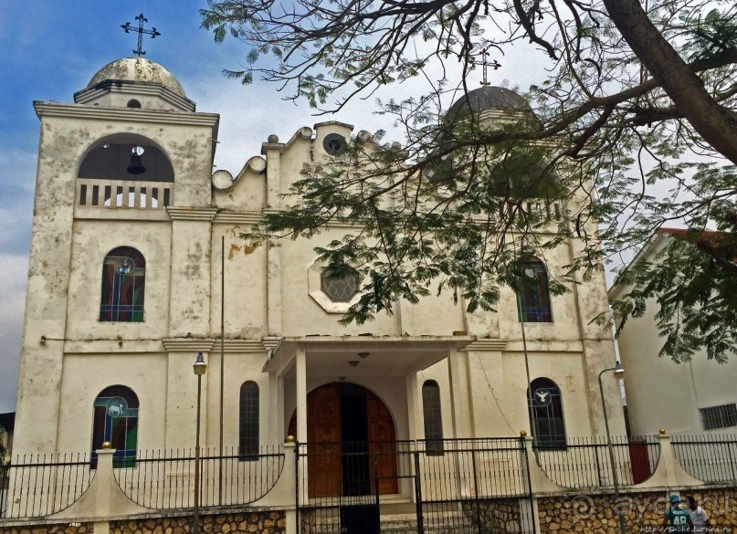 Белоснежный собор, возвышающийся над озером Петен-Ицагва