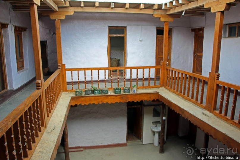 "Благословения и удачи" — проживание в столице Мустанга