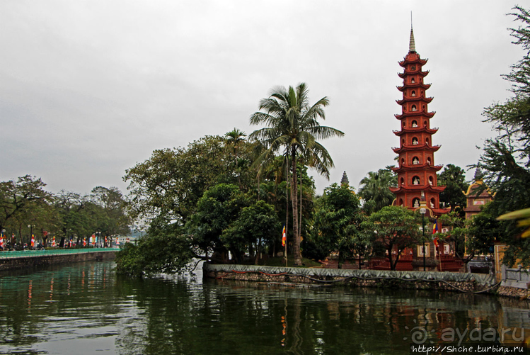 Пагода Чан Куок — место сколь живописное, столь и скорбное