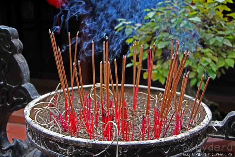 Пагода Чан Куок — место сколь живописное, столь и скорбное