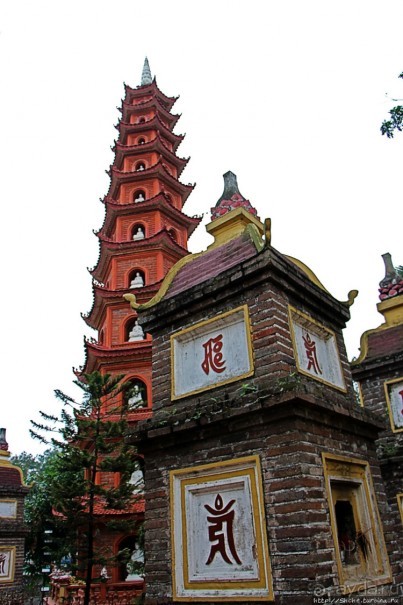 Пагода Чан Куок — место сколь живописное, столь и скорбное