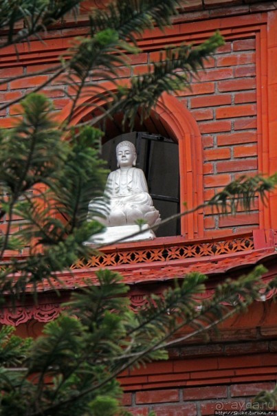 Пагода Чан Куок — место сколь живописное, столь и скорбное