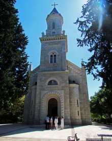 Соборная православная церковь в городском парке в Требинье