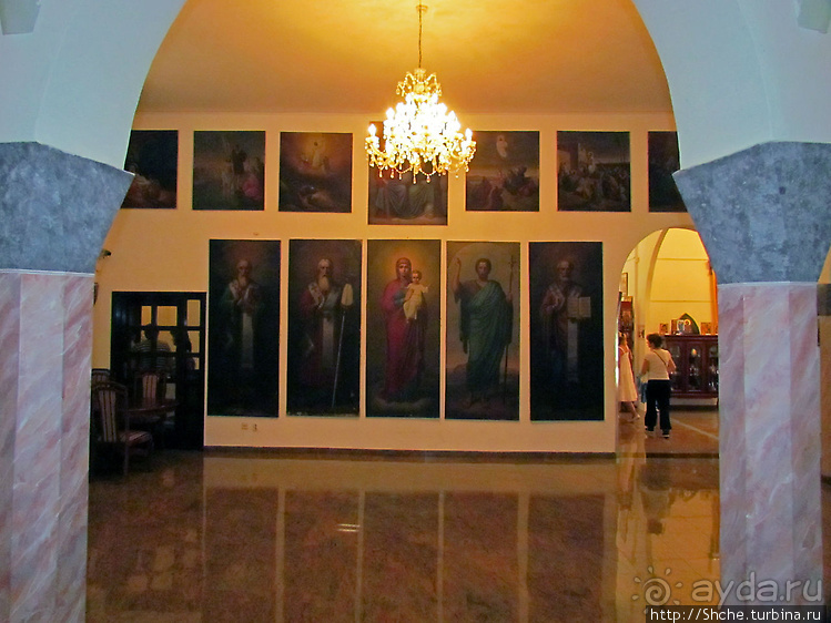 Соборная православная церковь в городском парке в Требинье