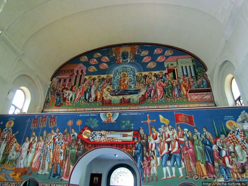 Соборная православная церковь в городском парке в Требинье