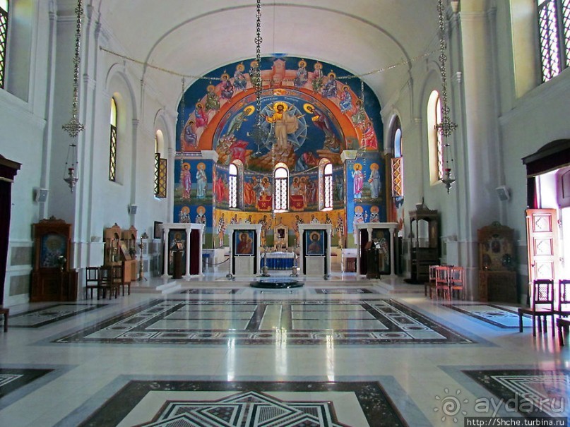 Соборная православная церковь в городском парке в Требинье