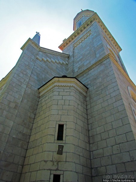 Соборная православная церковь в городском парке в Требинье