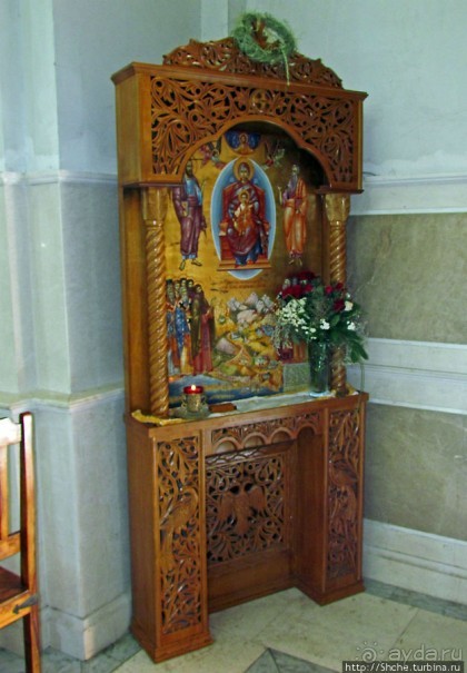 Соборная православная церковь в городском парке в Требинье