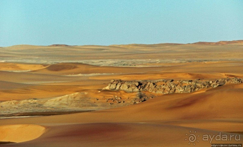 Под крылом самолета о чем-то поет песчаное море Намиб