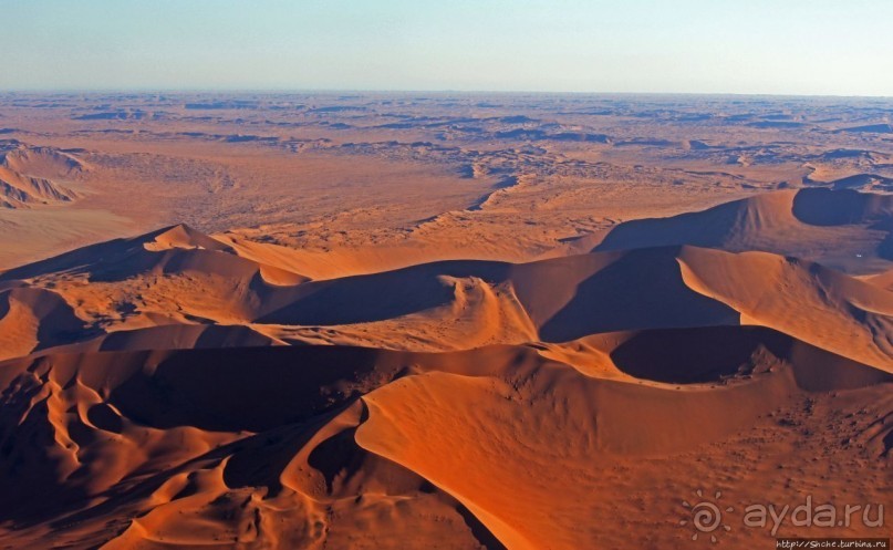 Под крылом самолета о чем-то поет песчаное море Намиб