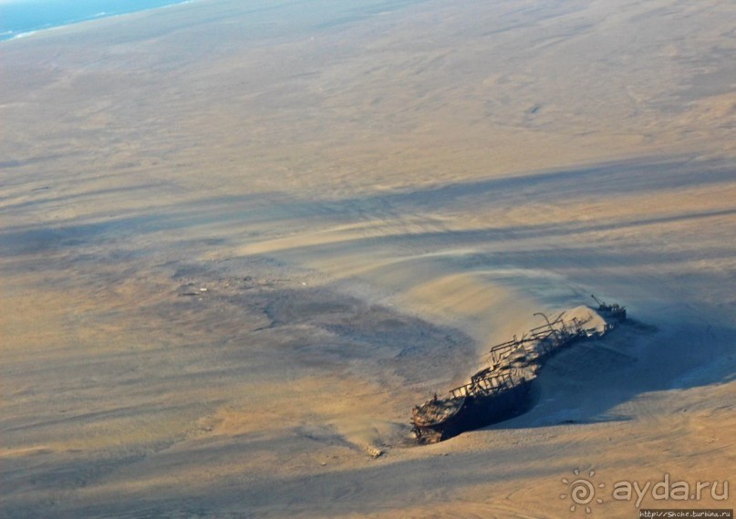Под крылом самолета о чем-то поет песчаное море Намиб