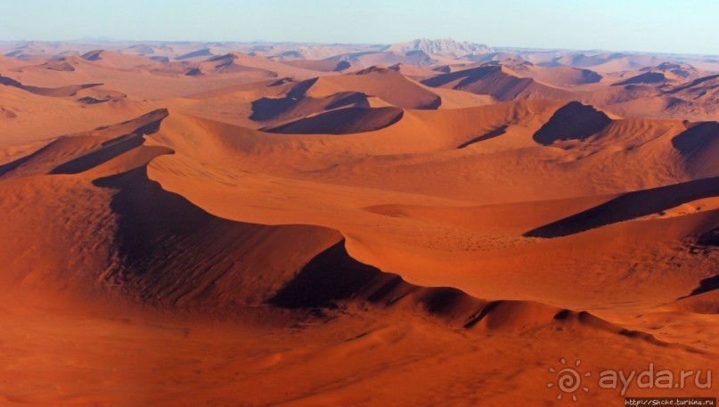 Под крылом самолета о чем-то поет песчаное море Намиб