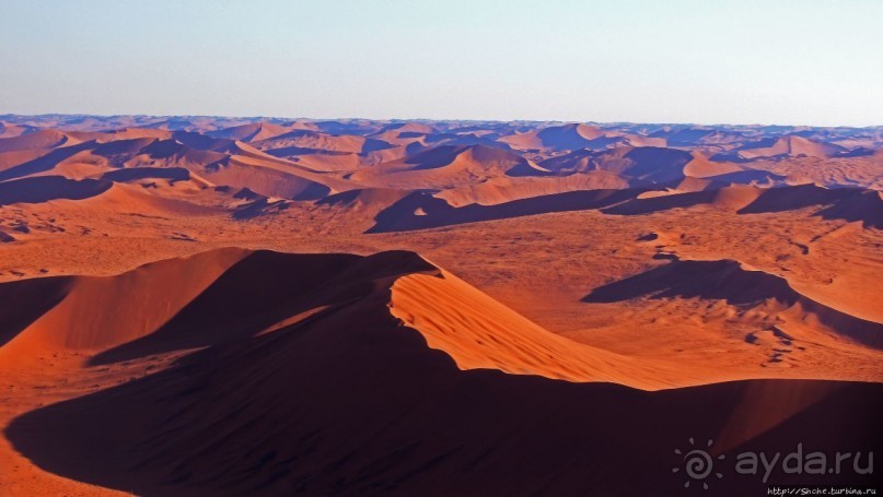 Под крылом самолета о чем-то поет песчаное море Намиб
