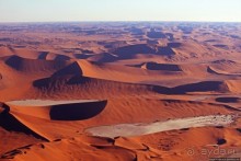 Под крылом самолета о чем-то поет песчаное море Намиб