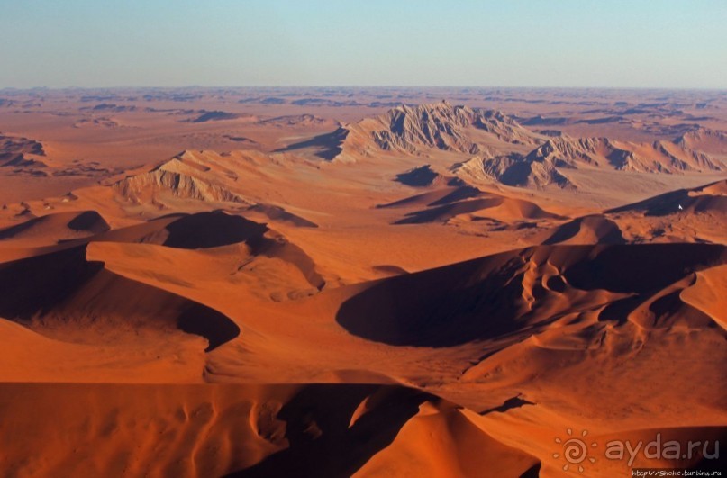 Под крылом самолета о чем-то поет песчаное море Намиб