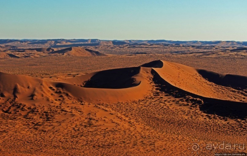 Под крылом самолета о чем-то поет песчаное море Намиб