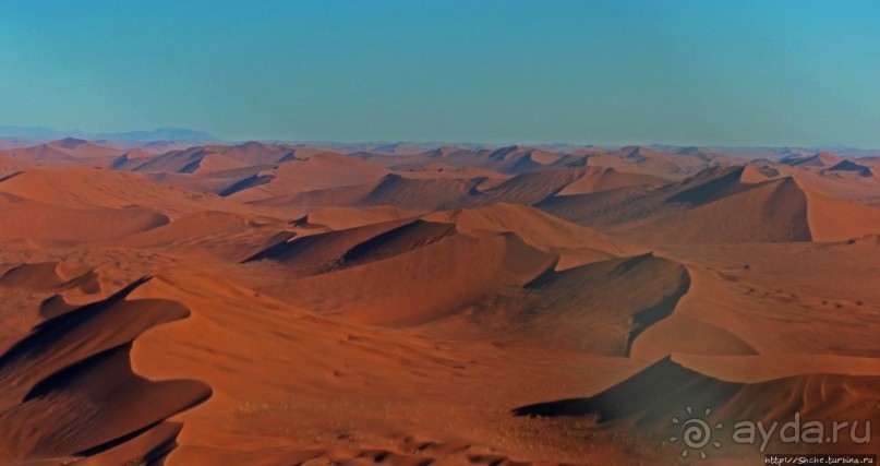 Под крылом самолета о чем-то поет песчаное море Намиб