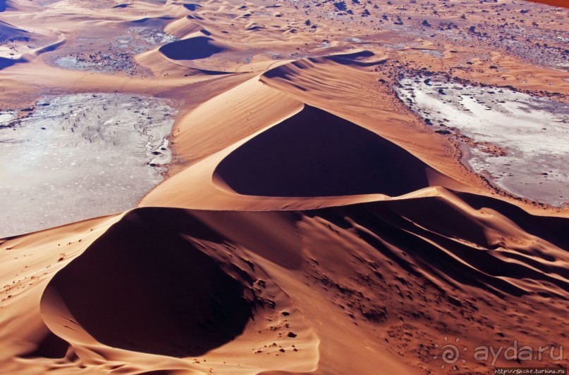 Под крылом самолета о чем-то поет песчаное море Намиб