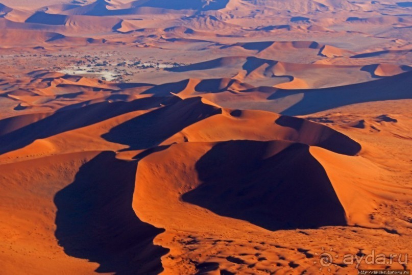 Под крылом самолета о чем-то поет песчаное море Намиб