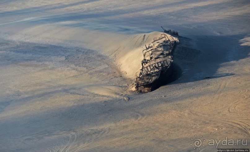 Под крылом самолета о чем-то поет песчаное море Намиб