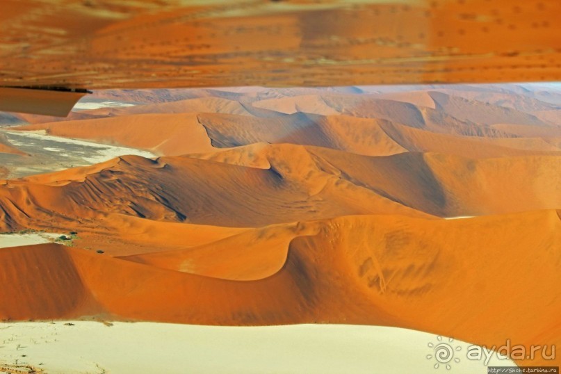 Под крылом самолета о чем-то поет песчаное море Намиб