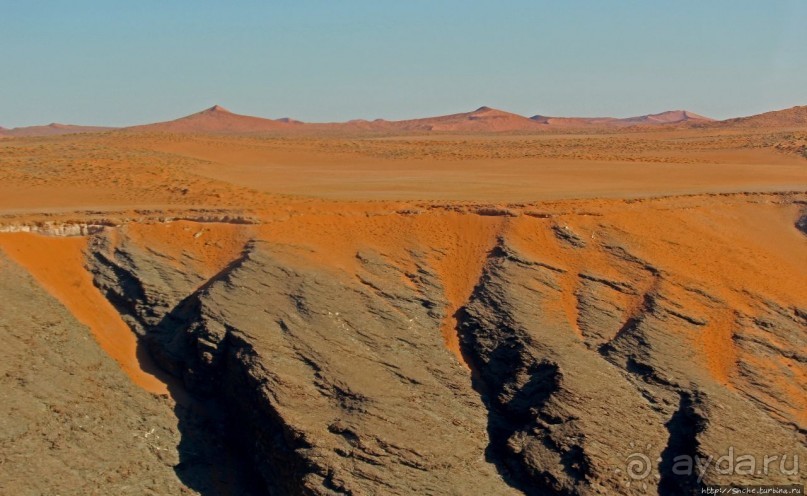 Под крылом самолета о чем-то поет песчаное море Намиб