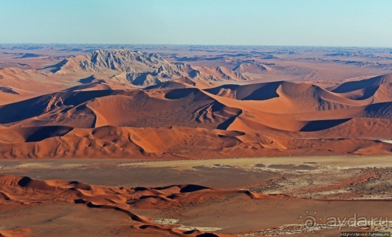 Под крылом самолета о чем-то поет песчаное море Намиб