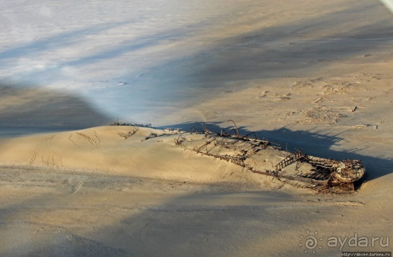 Под крылом самолета о чем-то поет песчаное море Намиб